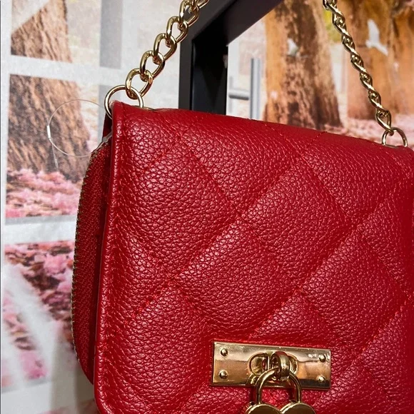 Giveaway Claires Red Quilted Leather wallet Bag with Gold Chain - Picture 2 of 5